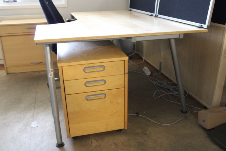 690982-11 Diverse kontorsmöbler - Skrivbord, hurtsar, kontorsstol m.m.