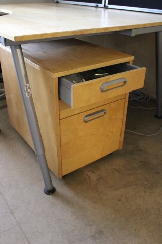 690982-12 Diverse kontorsmöbler - Skrivbord, hurtsar, kontorsstol m.m.