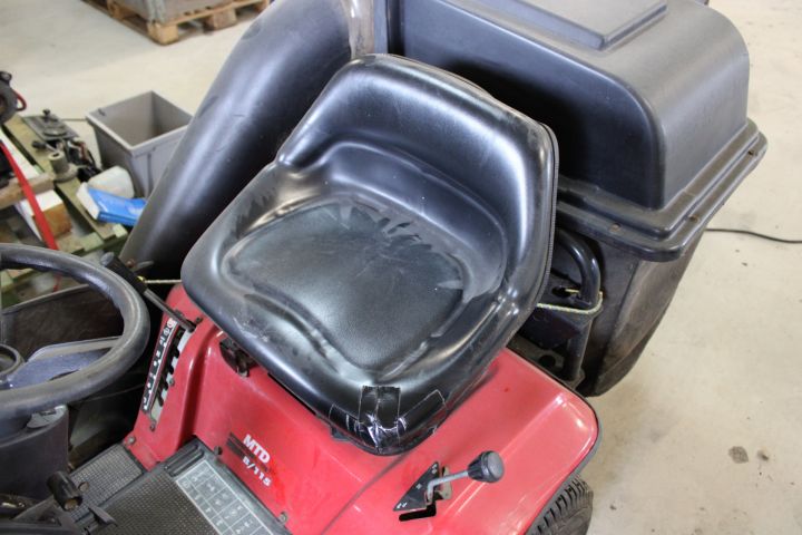 691004-12 Riding lawn mower, MTD B 115