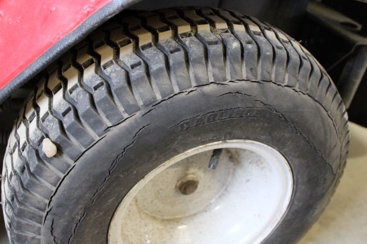 691004-26 Riding lawn mower, MTD B 115