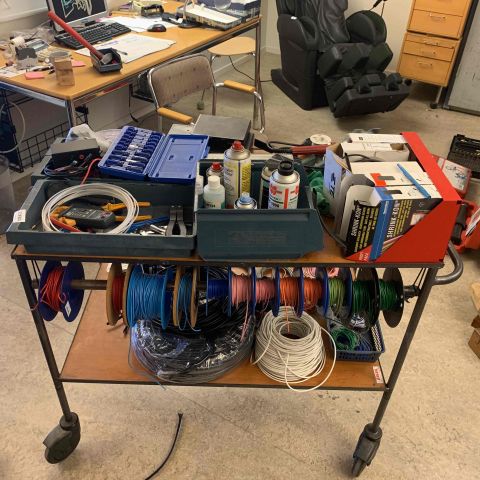 707862-4 Stool with mixed equipment from a car workshop