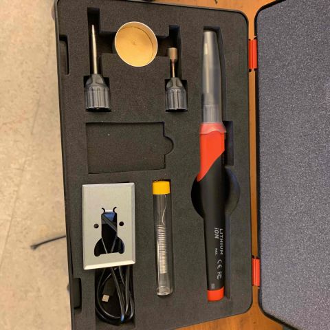 707862-9 Stool with mixed equipment from a car workshop