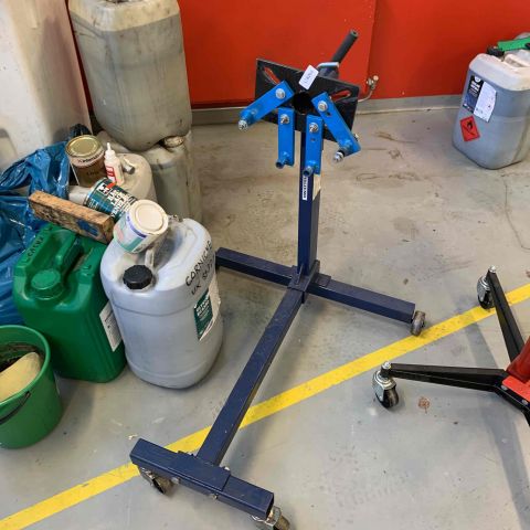 707862-19 Stool with mixed equipment from a car workshop