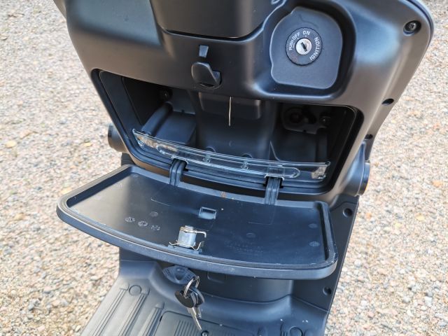 709238-16 :U moped KYMCO LIKE 50 -17 (YWN629)