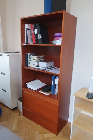 691037-1 Bokhylla med jalusi