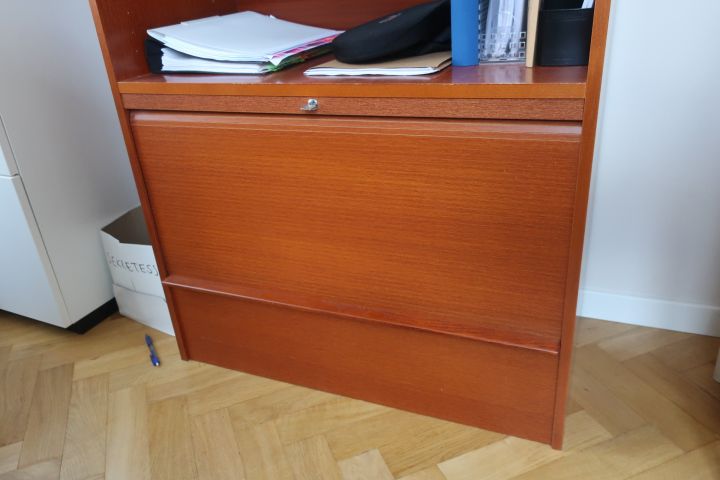 691037-2 Bokhylla med jalusi