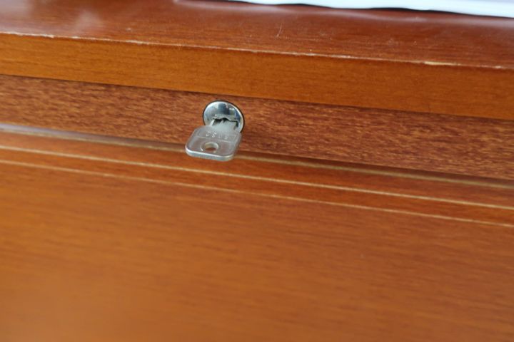 691037-3 Bokhylla med jalusi