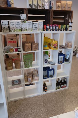 691118-4 Shop fittings / Shelves, i.a. IKEA