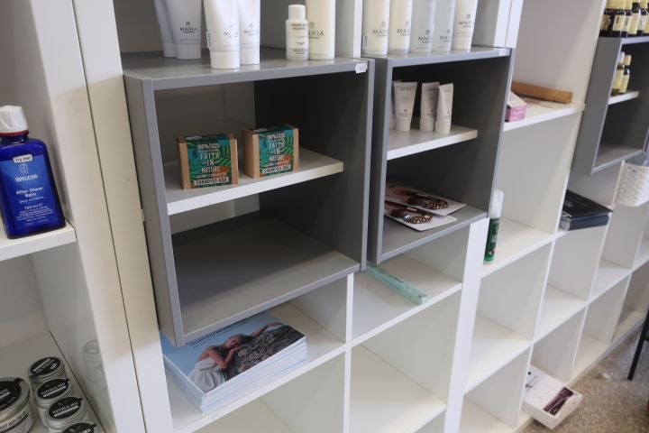 691118-10 Shop fittings / Shelves, i.a. IKEA