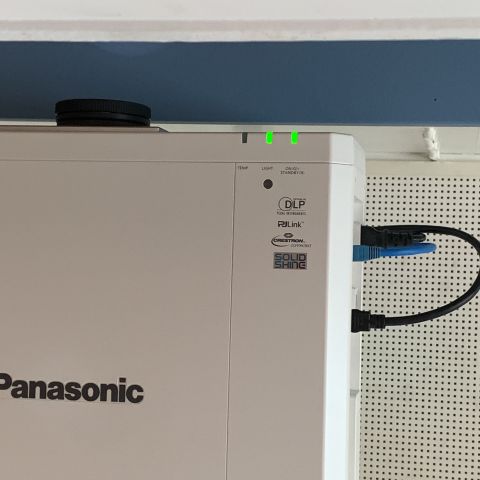 701474-4 Projector Panasonic PT-RZ570 WUXGA incl. Electric screen