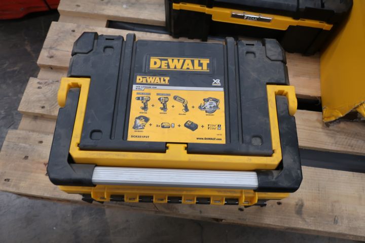 709368-2 Tool package Dewalt DCK551P3T, damaged box