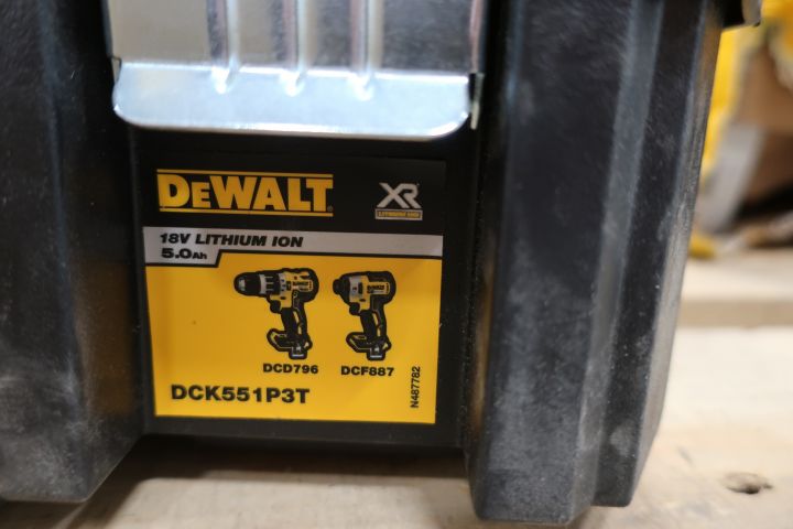 709368-3 Tool package Dewalt DCK551P3T, damaged box