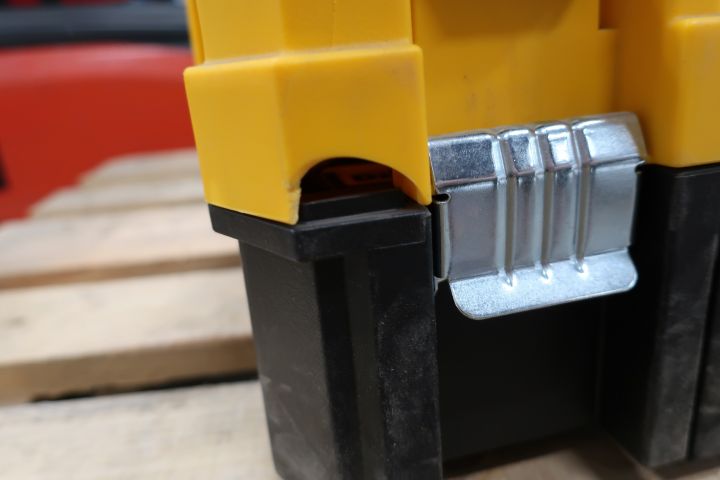 709368-4 Tool package Dewalt DCK551P3T, damaged box