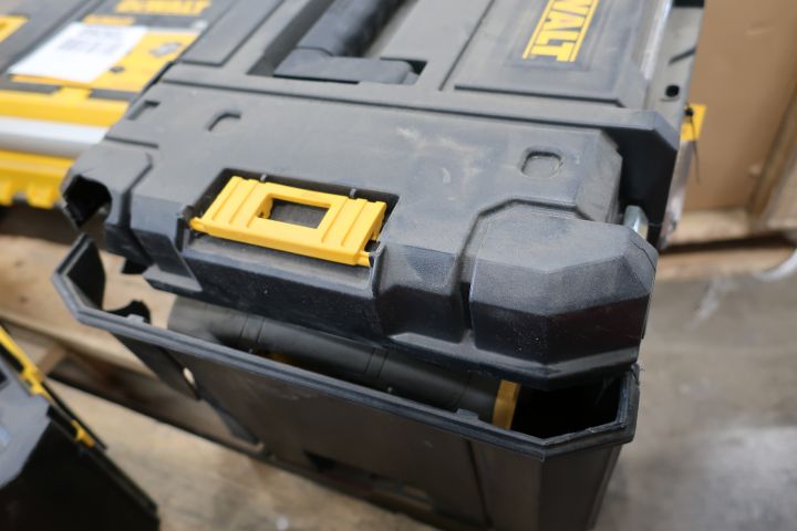 709368-6 Tool package Dewalt DCK551P3T, damaged box