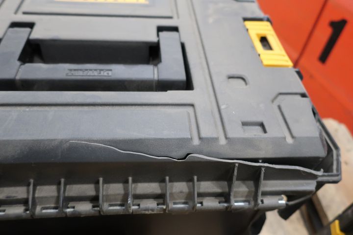 709368-7 Tool package Dewalt DCK551P3T, damaged box