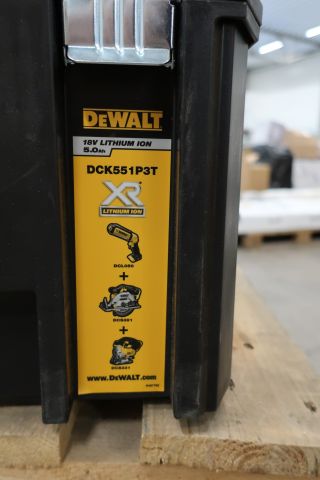 709368-9 Tool package Dewalt DCK551P3T, damaged box