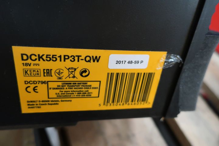 709368-8 Tool package Dewalt DCK551P3T, damaged box