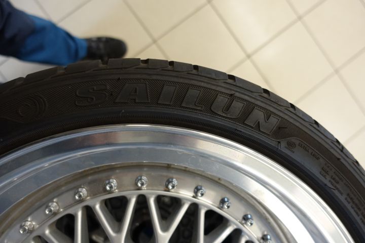 709856-4 4 tires on rim 215 / 40R17