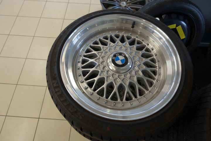 709856-1 4 tires on rim 215 / 40R17