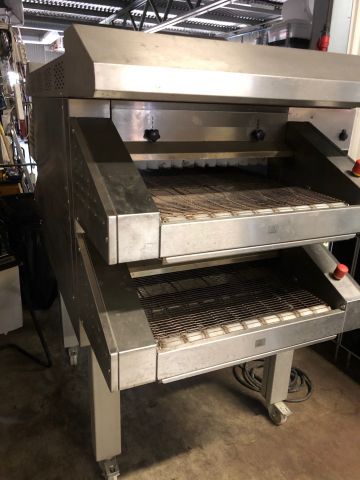 711112-4 Demougn Sveba Dahlen tunnel pizza oven. Extremely little used