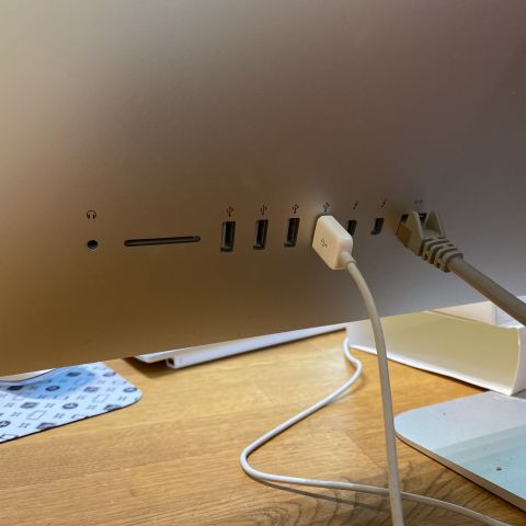 661747-7 Apple iMac Retina 5K 27 "Desktop (Late 2015) (3.2GHz / 16GB / 250GB)