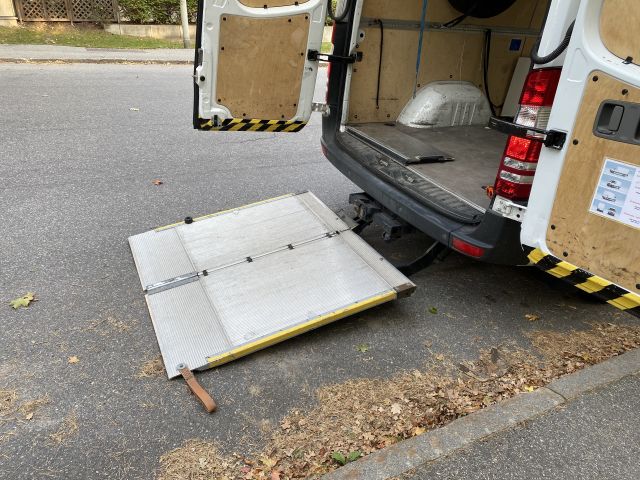 704443-13 Mercedes-Benz Sprinter Van 513 CDI - GNF831 -With Rear Lift