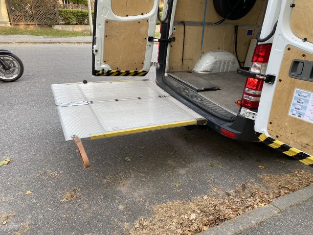 704443-14 Mercedes-Benz Sprinter Van 513 CDI - GNF831 -With Rear Lift