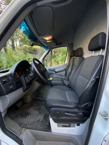 704443-41 Mercedes-Benz Sprinter Van 513 CDI - GNF831 -With Rear Lift