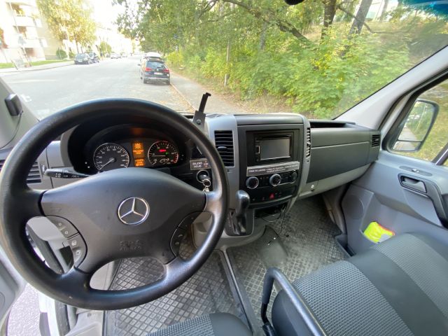 704443-45 Mercedes-Benz Sprinter Van 513 CDI - GNF831 -With Rear Lift