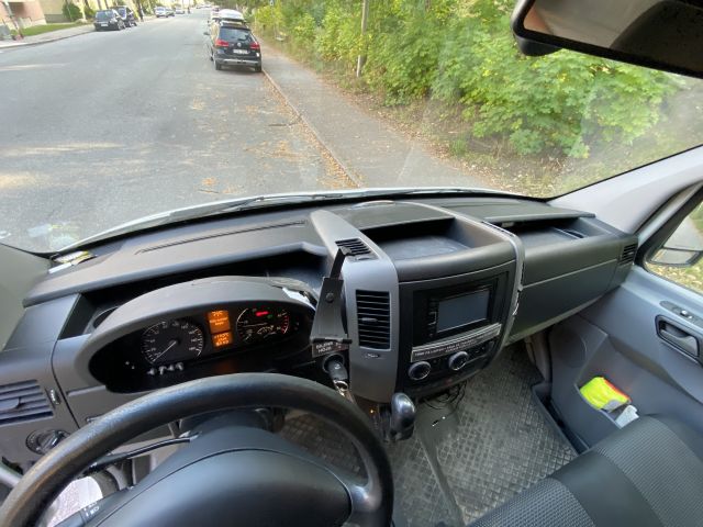 704443-46 Mercedes-Benz Sprinter Van 513 CDI - GNF831 -With Rear Lift