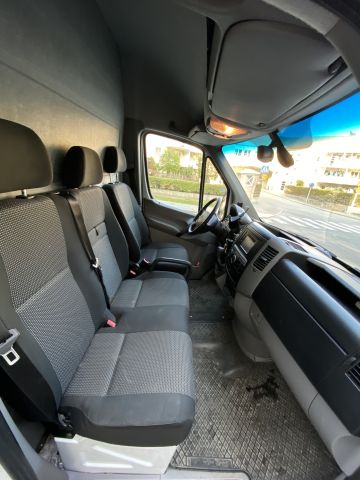 704443-47 Mercedes-Benz Sprinter Van 513 CDI - GNF831 -With Rear Lift