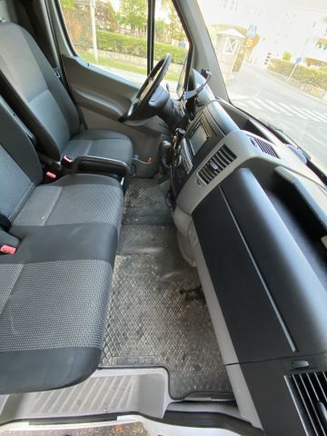 704443-49 Mercedes-Benz Sprinter Van 513 CDI - GNF831 -With Rear Lift