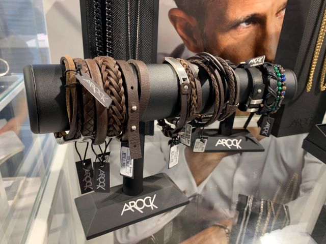 711419-5 ARock and Fossil store stock jewelry