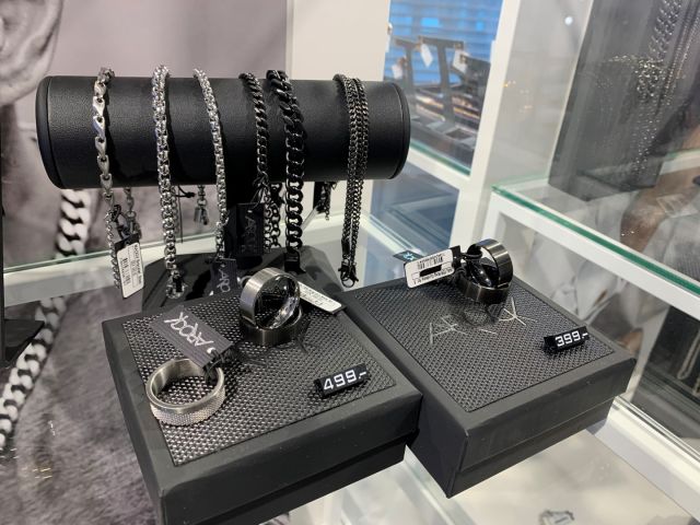 711419-13 ARock and Fossil store stock jewelry