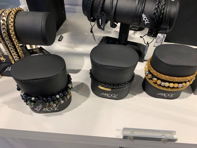 711419-22 ARock and Fossil store stock jewelry