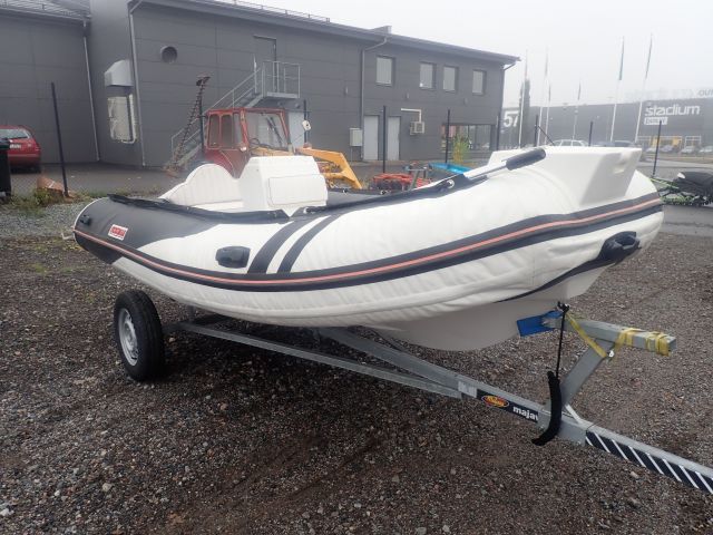 618398-9 Gummibåt SUZUMAR med tillhörande båtvagn