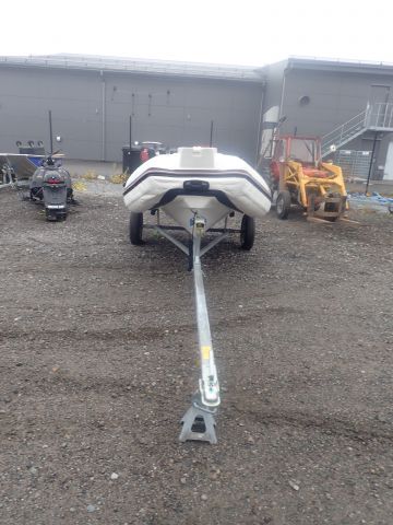 618398-8 Gummibåt SUZUMAR med tillhörande båtvagn