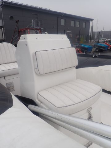 618398-13 Gummibåt SUZUMAR med tillhörande båtvagn