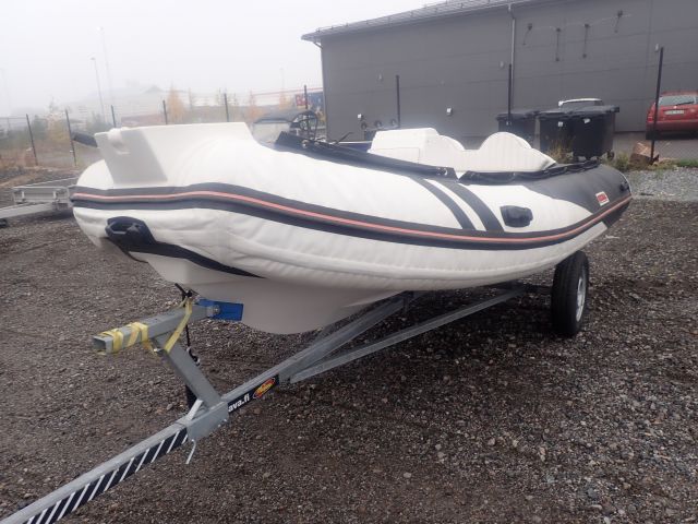 618398-24 Gummibåt SUZUMAR med tillhörande båtvagn