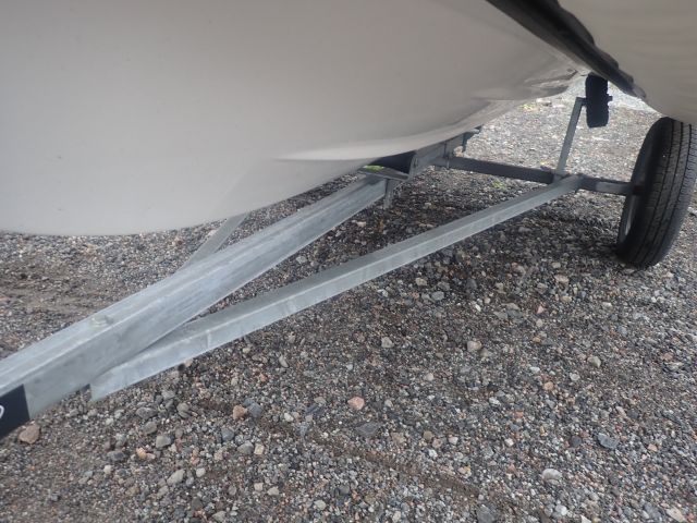 618398-27 Gummibåt SUZUMAR med tillhörande båtvagn