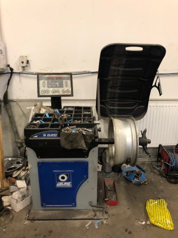 714831-1 Tire balancing machine Giuliano S820