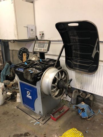 714831-2 Tire balancing machine Giuliano S820