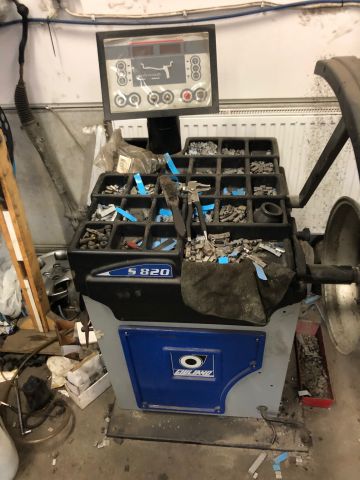 714831-4 Tire balancing machine Giuliano S820