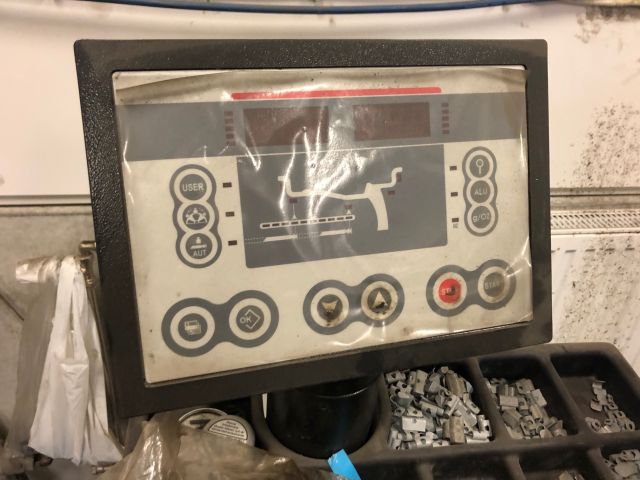 714831-6 Tire balancing machine Giuliano S820