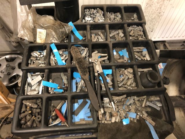 714831-7 Tire balancing machine Giuliano S820