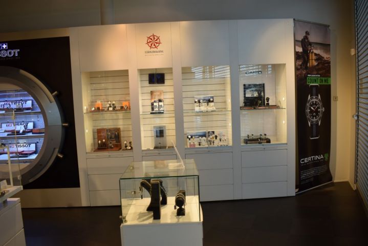 711446-2 Shop fittings wall-mounted lockable display cabinet lighting etc.