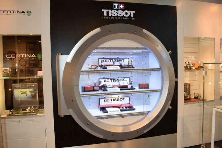 711446-4 Shop fittings wall-mounted lockable display cabinet lighting etc.