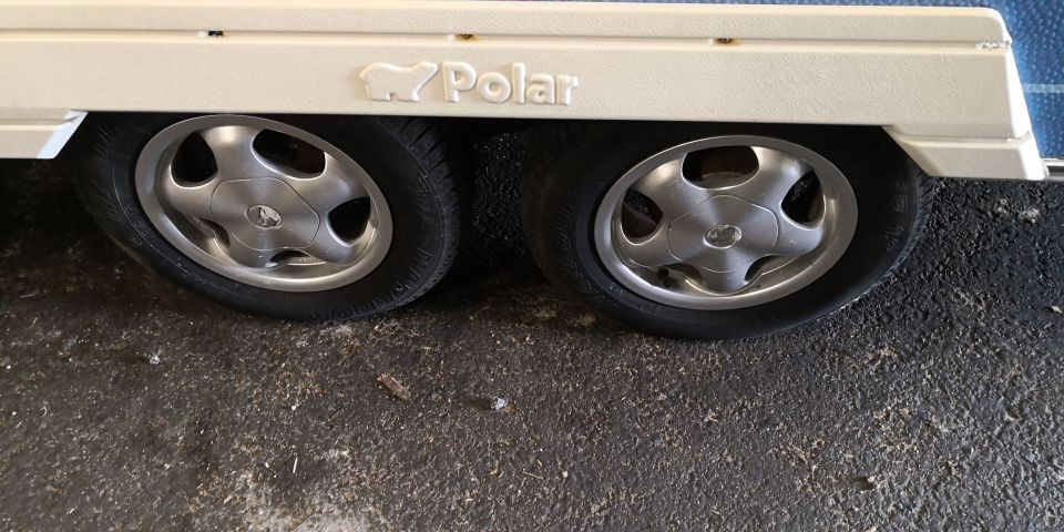 714909-11 Polar 550 GLE Caravan -89