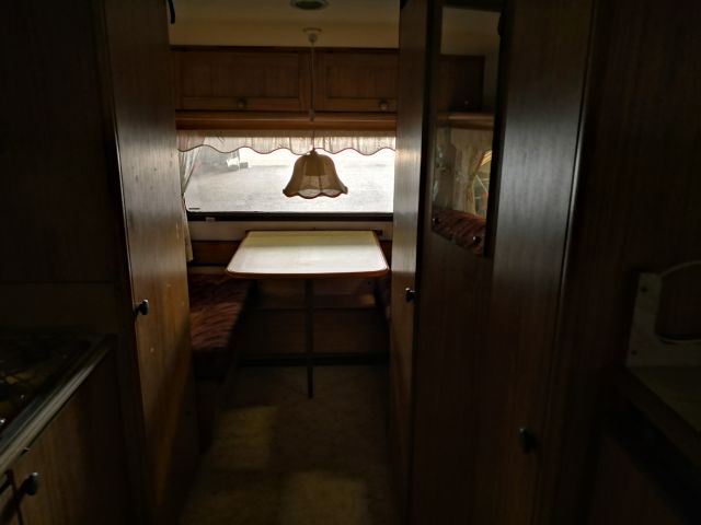 714909-12 Polar 550 GLE Caravan -89