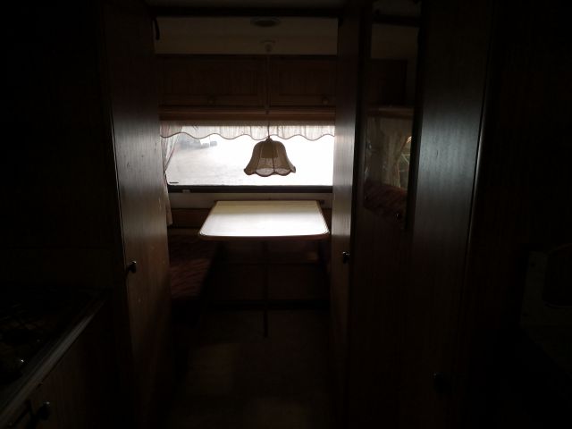 714909-13 Polar 550 GLE Caravan -89